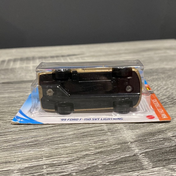 Hot Wheels | Hot Trucks #1 of 10: 1999 Ford F-150 SVT Lightning - 1:64 Scale - Picture 10 of 15